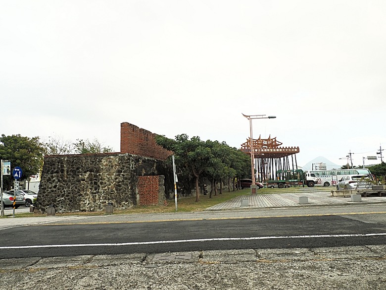 車城 落山風藝術季 【看海美術館展區、海口村街道及村落展區、墾丁長灘休閒飯店、紅柴。居 山海之隅】,順遊恆春縣城東門及北門、恆春文化中心民謠館,品嚐半島特色美食 — 香酥鴨、綠豆蒜 — 2025年初 國境之南看海賞藝小旅行 【小惡魔畫蛇添福】補篇(2)