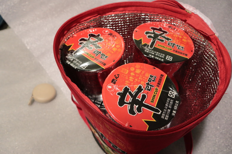點我看大圖 【開箱】是「實用」的食物商品,不是「食用」的商品,辛拉麵保冷袋 - 大漠國渡