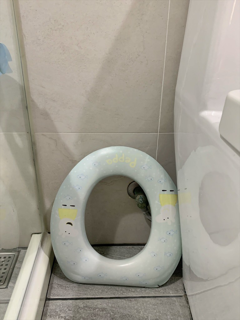 點我看大圖 獨棟主題式溜滑梯小木屋,房間裡面有滑梯還有很多玩具、玩偶,小朋友玩得超開心!