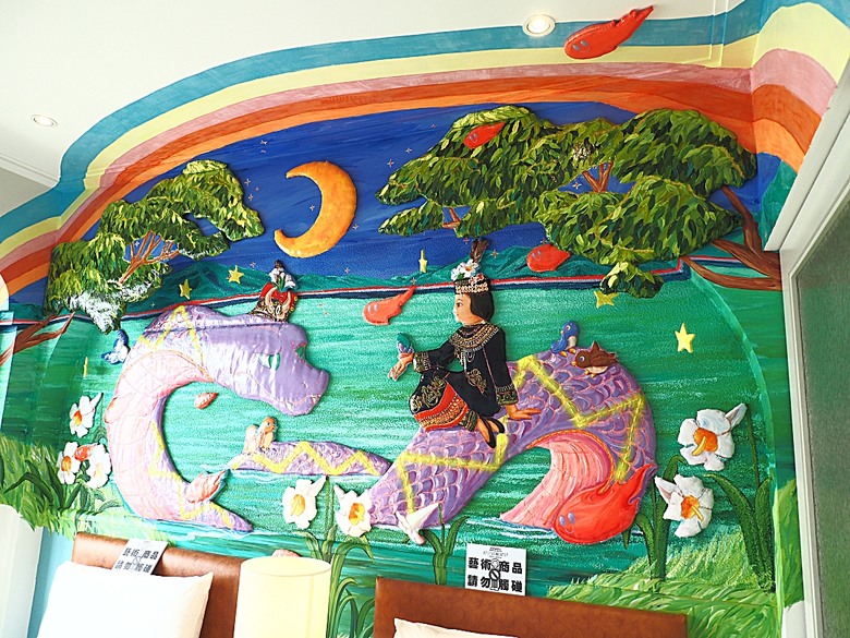 車城 落山風藝術季 【看海美術館展區、海口村街道及村落展區、墾丁長灘休閒飯店、紅柴。居 山海之隅】,順遊恆春縣城東門及北門、恆春文化中心民謠館,品嚐半島特色美食 — 香酥鴨、綠豆蒜 — 2025年初 國境之南看海賞藝小旅行 【小惡魔畫蛇添福】補篇(2)