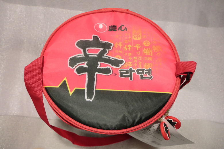 點我看大圖 【開箱】是「實用」的食物商品,不是「食用」的商品,辛拉麵保冷袋 - 大漠國渡
