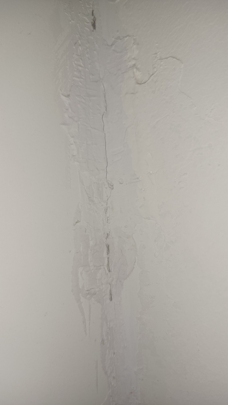 牆壁裂痕應該怎麼修復的