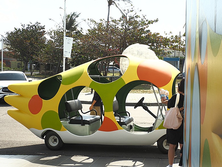 車城 落山風藝術季 【看海美術館展區、海口村街道及村落展區、墾丁長灘休閒飯店、紅柴。居 山海之隅】,順遊恆春縣城東門及北門、恆春文化中心民謠館,品嚐半島特色美食 — 香酥鴨、綠豆蒜 — 2025年初 國境之南看海賞藝小旅行 【小惡魔畫蛇添福】補篇(2)
