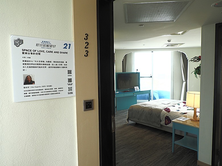 車城 落山風藝術季 【看海美術館展區、海口村街道及村落展區、墾丁長灘休閒飯店、紅柴。居 山海之隅】,順遊恆春縣城東門及北門、恆春文化中心民謠館,品嚐半島特色美食 — 香酥鴨、綠豆蒜 — 2025年初 國境之南看海賞藝小旅行 【小惡魔畫蛇添福】補篇(2)