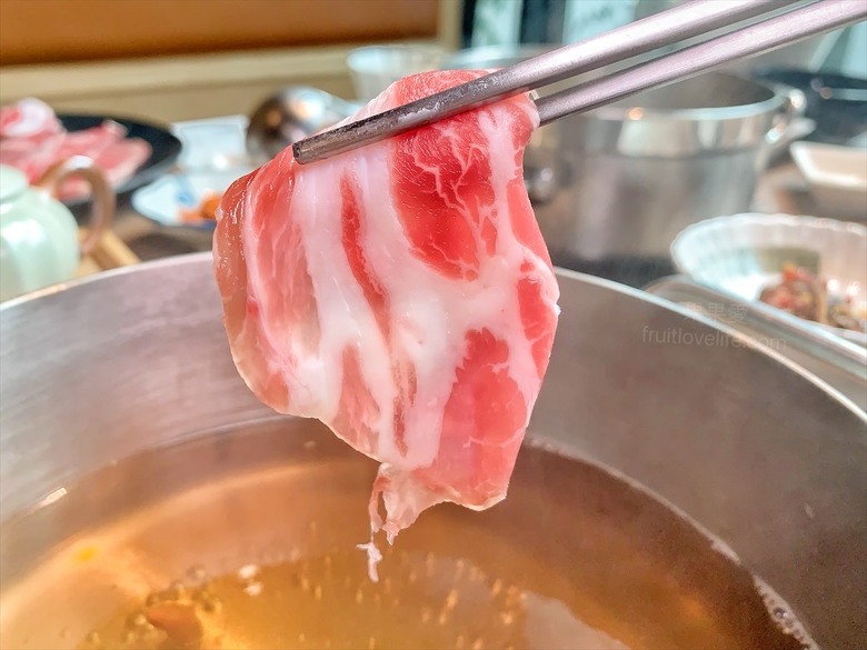 點我看大圖 火鍋餐前奉茶的儀式感,嚴選食材的精緻鍋物,咕溜的烏龜仙草凍,綿密的霜淇淋在這都吃的到