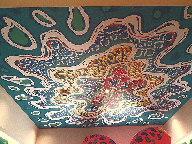 車城 落山風藝術季 【看海美術館展區、海口村街道及村落展區、墾丁長灘休閒飯店、紅柴。居 山海之隅】,順遊恆春縣城東門及北門、恆春文化中心民謠館,品嚐半島特色美食 — 香酥鴨、綠豆蒜 — 2025年初 國境之南看海賞藝小旅行 【小惡魔畫蛇添福】補篇(2)