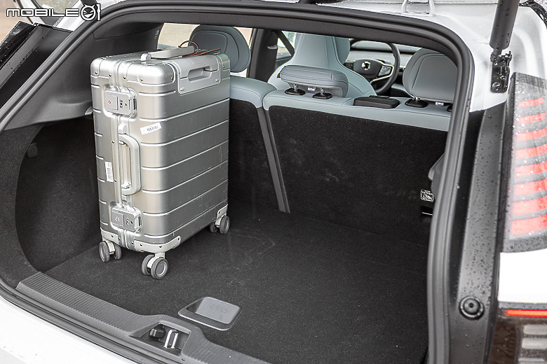 Volvo EX30 Twin Motor Performance 試駕｜ 有型、有趣但不容小覷的純電小休旅！
