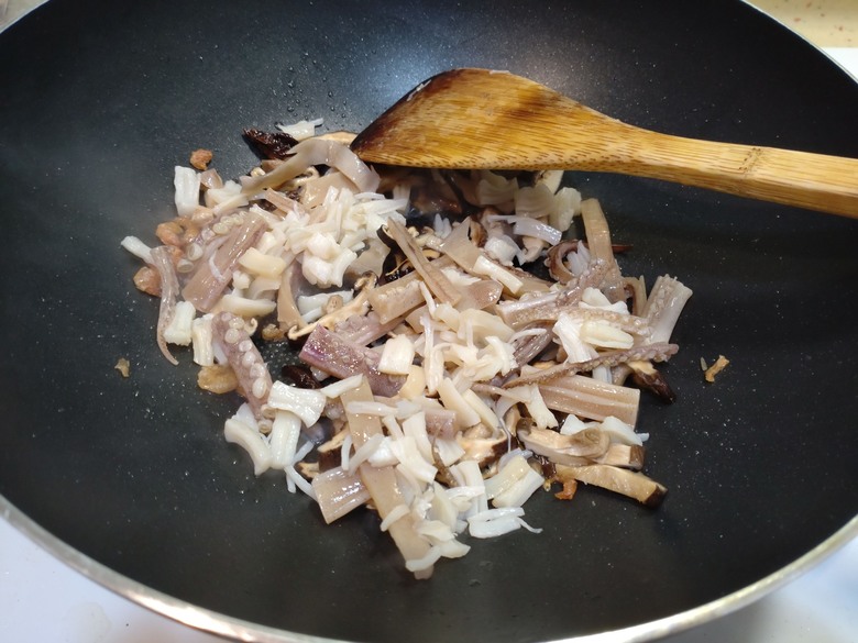 屋小春深暖,豪廈廣陌寒~為老婆料理的我的私房年菜(紅蟳米糕)