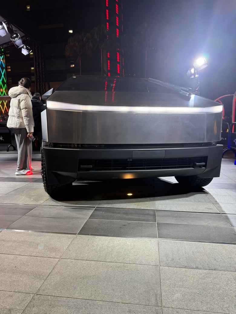 碰巧遇到的巨大口哨，Tesla Cybertruck靜態賞車分享