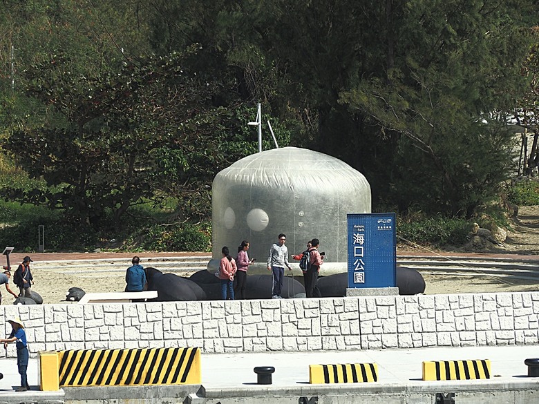 車城 落山風藝術季 【看海美術館展區、海口村街道及村落展區、墾丁長灘休閒飯店、紅柴。居 山海之隅】,順遊恆春縣城東門及北門、恆春文化中心民謠館,品嚐半島特色美食 — 香酥鴨、綠豆蒜 — 2025年初 國境之南看海賞藝小旅行 【小惡魔畫蛇添福】補篇(2)