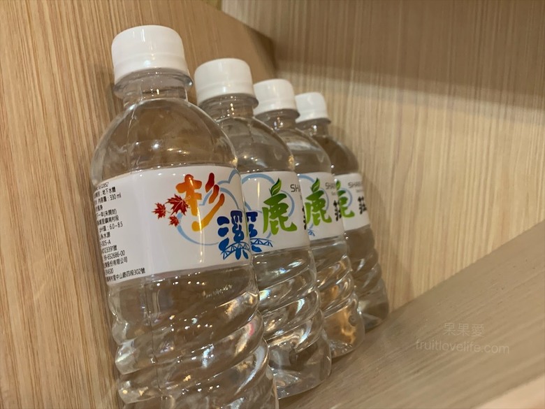 點我看大圖 獨棟主題式溜滑梯小木屋,房間裡面有滑梯還有很多玩具、玩偶,小朋友玩得超開心!