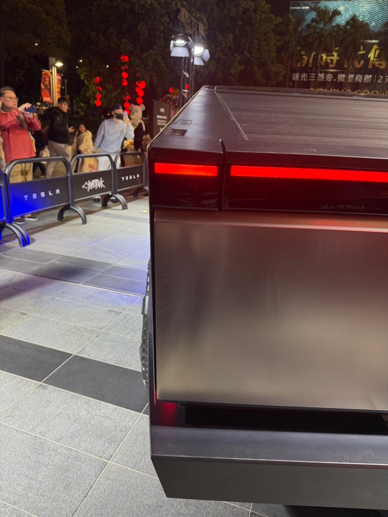碰巧遇到的巨大口哨，Tesla Cybertruck靜態賞車分享