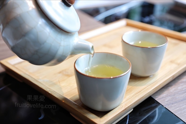 點我看大圖 火鍋餐前奉茶的儀式感,嚴選食材的精緻鍋物,咕溜的烏龜仙草凍,綿密的霜淇淋在這都吃的到