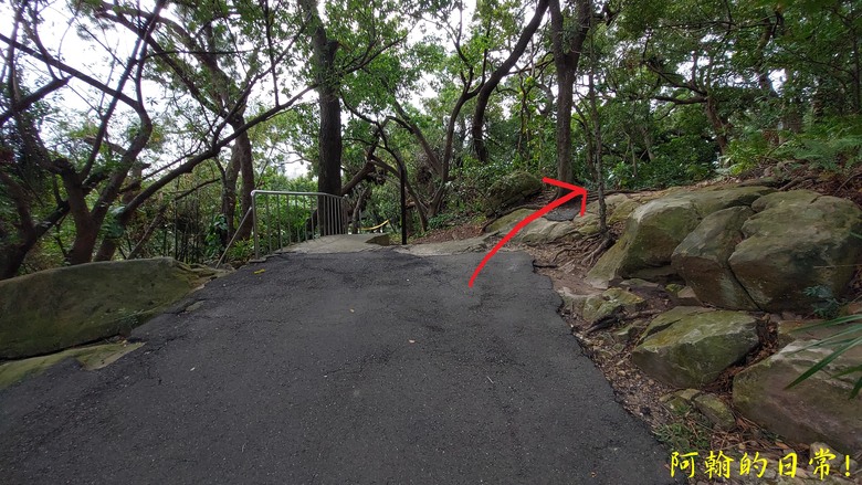 【郊山走走】 台湾よ、永に幸なれ。台灣幸福石、展翅高飛丹鳳山、熱門健行景點軍艦岩 輕鬆健行北投10連峰