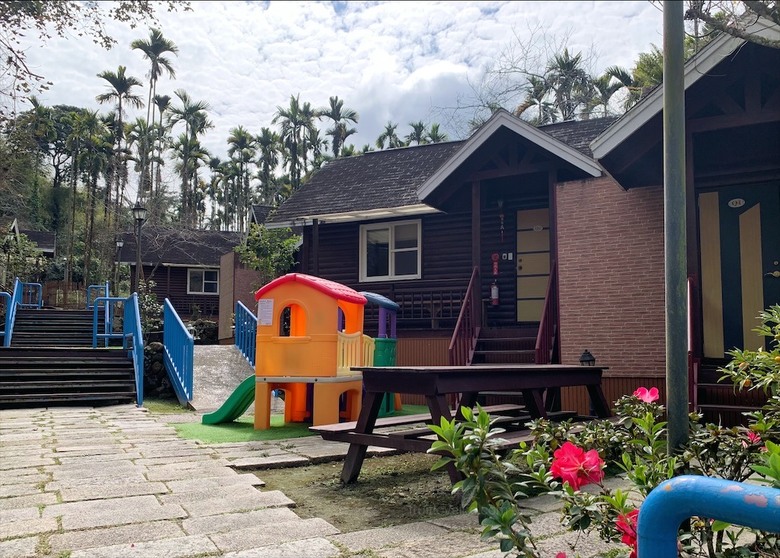 點我看大圖 獨棟主題式溜滑梯小木屋,房間裡面有滑梯還有很多玩具、玩偶,小朋友玩得超開心!