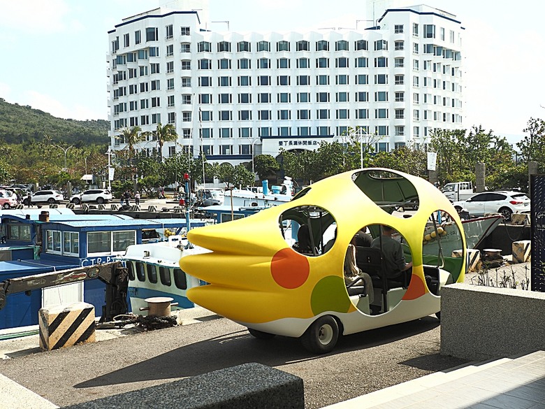 車城 落山風藝術季 【看海美術館展區、海口村街道及村落展區、墾丁長灘休閒飯店、紅柴。居 山海之隅】,順遊恆春縣城東門及北門、恆春文化中心民謠館,品嚐半島特色美食 — 香酥鴨、綠豆蒜 — 2025年初 國境之南看海賞藝小旅行 【小惡魔畫蛇添福】補篇(2)