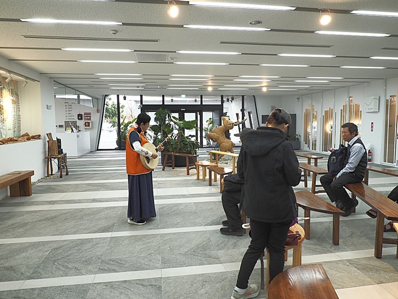 車城 落山風藝術季 【看海美術館展區、海口村街道及村落展區、墾丁長灘休閒飯店、紅柴。居 山海之隅】,順遊恆春縣城東門及北門、恆春文化中心民謠館,品嚐半島特色美食 — 香酥鴨、綠豆蒜 — 2025年初 國境之南看海賞藝小旅行 【小惡魔畫蛇添福】補篇(2)