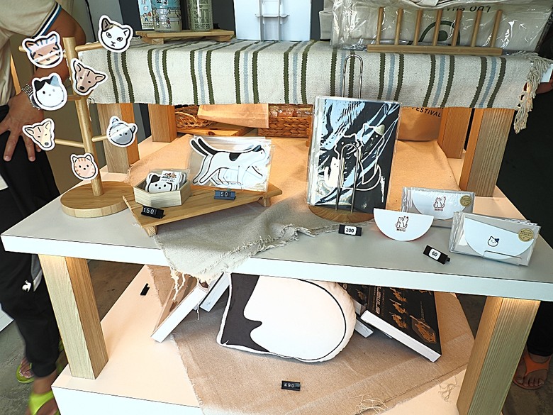 車城 落山風藝術季 【看海美術館展區、海口村街道及村落展區、墾丁長灘休閒飯店、紅柴。居 山海之隅】,順遊恆春縣城東門及北門、恆春文化中心民謠館,品嚐半島特色美食 — 香酥鴨、綠豆蒜 — 2025年初 國境之南看海賞藝小旅行 【小惡魔畫蛇添福】補篇(2)