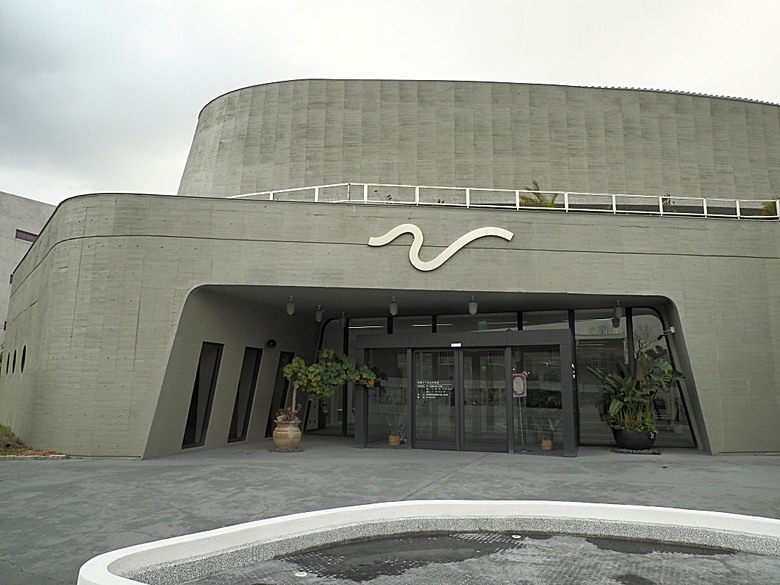 車城 落山風藝術季 【看海美術館展區、海口村街道及村落展區、墾丁長灘休閒飯店、紅柴。居 山海之隅】,順遊恆春縣城東門及北門、恆春文化中心民謠館,品嚐半島特色美食 — 香酥鴨、綠豆蒜 — 2025年初 國境之南看海賞藝小旅行 【小惡魔畫蛇添福】補篇(2)