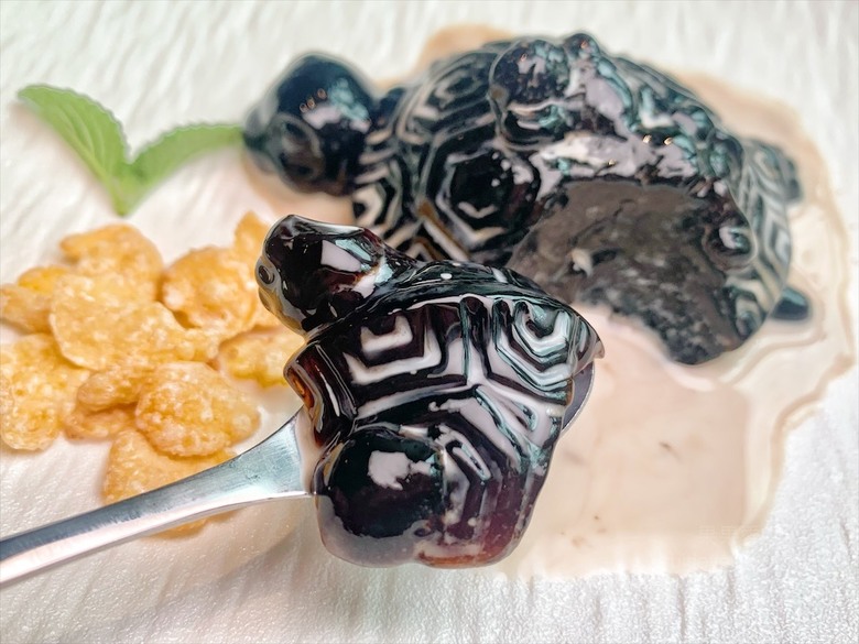 點我看大圖 火鍋餐前奉茶的儀式感,嚴選食材的精緻鍋物,咕溜的烏龜仙草凍,綿密的霜淇淋在這都吃的到