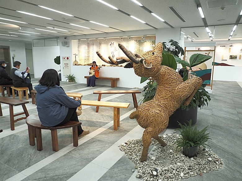 車城 落山風藝術季 【看海美術館展區、海口村街道及村落展區、墾丁長灘休閒飯店、紅柴。居 山海之隅】,順遊恆春縣城東門及北門、恆春文化中心民謠館,品嚐半島特色美食 — 香酥鴨、綠豆蒜 — 2025年初 國境之南看海賞藝小旅行 【小惡魔畫蛇添福】補篇(2)