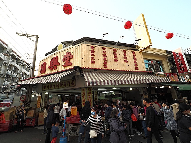 北港文化中心、北港登記所｜遊客中心、北港朝天宮、水道頭文化園區、甕牆、集雅軒、義民廟，還有鴨ㄚ小麵店之神級滷肉飯與日發製飴店之北港飴 — 2025年農曆年前返鄉順路之 北港半日小旅行 —【小惡魔畫蛇添福】補篇(5)
