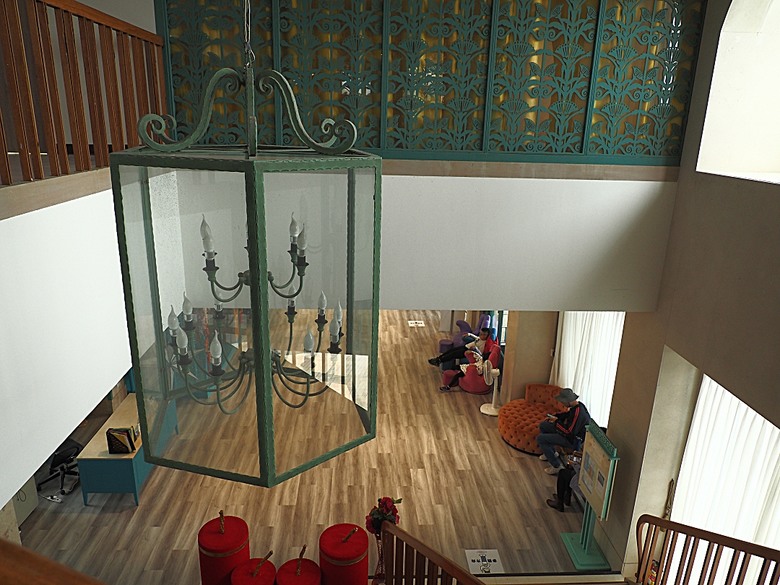 車城 落山風藝術季 【看海美術館展區、海口村街道及村落展區、墾丁長灘休閒飯店、紅柴。居 山海之隅】,順遊恆春縣城東門及北門、恆春文化中心民謠館,品嚐半島特色美食 — 香酥鴨、綠豆蒜 — 2025年初 國境之南看海賞藝小旅行 【小惡魔畫蛇添福】補篇(2)