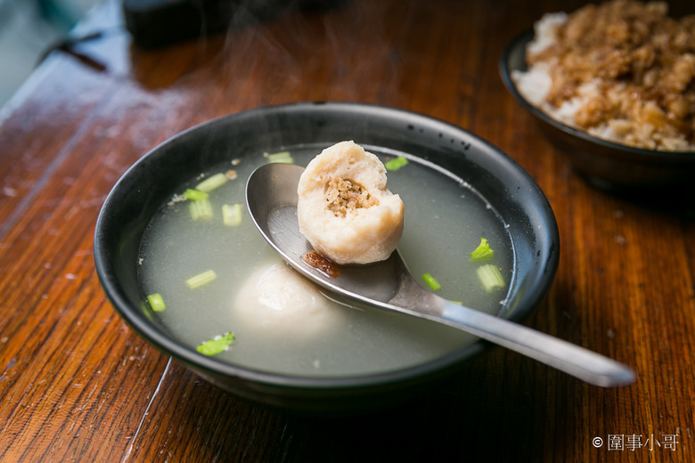 宜蘭冬山超平價國民美食-派吃所食坊砂港分局！招牌上還寫著專治餓人！快用好吃又便宜的餐點來治療我吧我好餓啊啊啊～～～