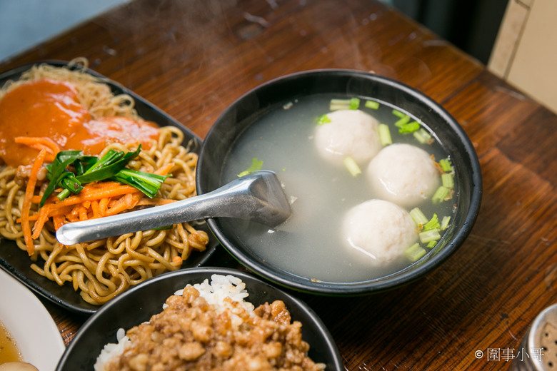宜蘭冬山超平價國民美食-派吃所食坊砂港分局！招牌上還寫著專治餓人！快用好吃又便宜的餐點來治療我吧我好餓啊啊啊～～～