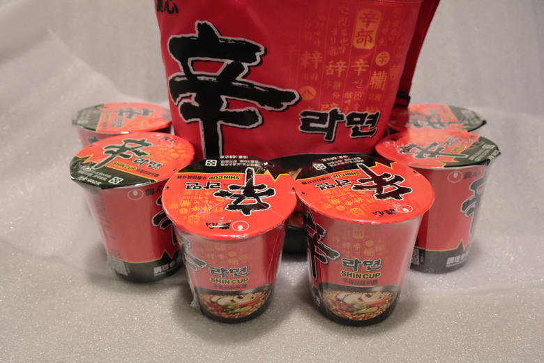 點我看大圖 【開箱】是「實用」的食物商品,不是「食用」的商品,辛拉麵保冷袋 - 大漠國渡