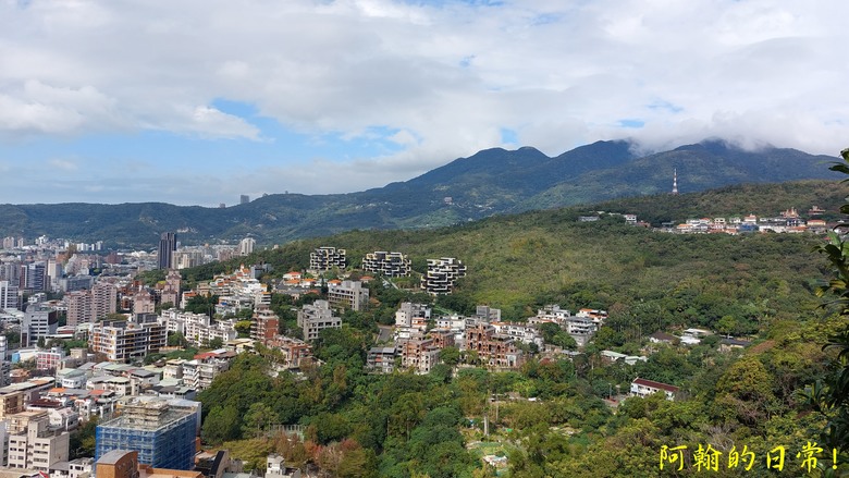 【郊山走走】 台湾よ、永に幸なれ。台灣幸福石、展翅高飛丹鳳山、熱門健行景點軍艦岩 輕鬆健行北投10連峰