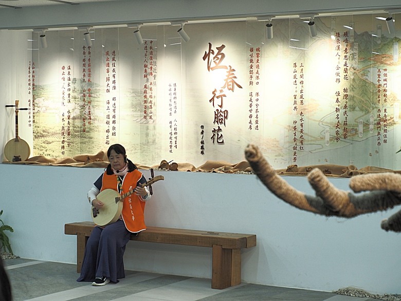 車城 落山風藝術季 【看海美術館展區、海口村街道及村落展區、墾丁長灘休閒飯店、紅柴。居 山海之隅】,順遊恆春縣城東門及北門、恆春文化中心民謠館,品嚐半島特色美食 — 香酥鴨、綠豆蒜 — 2025年初 國境之南看海賞藝小旅行 【小惡魔畫蛇添福】補篇(2)