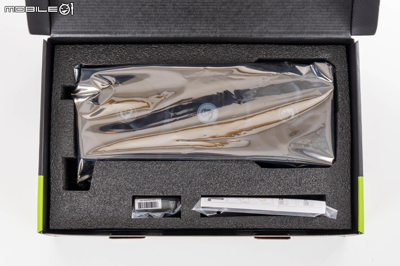 微星 GeForce RTX 5070 Ti 16G GAMING TRIO OC PLUS 顯示卡開箱實測 以大型散熱設計壓制效能提升熱情