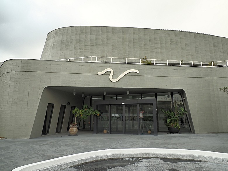 車城 落山風藝術季 【看海美術館展區、海口村街道及村落展區、墾丁長灘休閒飯店、紅柴。居 山海之隅】，順遊恆春縣城東門及北門、恆春文化中心民謠館，品嚐半島特色美食 — 香酥鴨、綠豆蒜 — 2025年初 國境之南看海賞藝小旅行 【小惡魔畫蛇添福】補篇(2)
