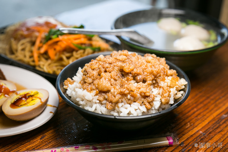 宜蘭冬山超平價國民美食-派吃所食坊砂港分局！招牌上還寫著專治餓人！快用好吃又便宜的餐點來治療我吧我好餓啊啊啊～～～