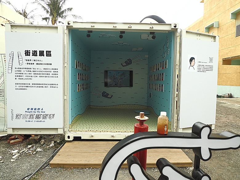 車城 落山風藝術季 【看海美術館展區、海口村街道及村落展區、墾丁長灘休閒飯店、紅柴。居 山海之隅】,順遊恆春縣城東門及北門、恆春文化中心民謠館,品嚐半島特色美食 — 香酥鴨、綠豆蒜 — 2025年初 國境之南看海賞藝小旅行 【小惡魔畫蛇添福】補篇(2)
