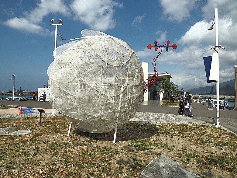 車城 落山風藝術季 【看海美術館展區、海口村街道及村落展區、墾丁長灘休閒飯店、紅柴。居 山海之隅】,順遊恆春縣城東門及北門、恆春文化中心民謠館,品嚐半島特色美食 — 香酥鴨、綠豆蒜 — 2025年初 國境之南看海賞藝小旅行 【小惡魔畫蛇添福】補篇(2)