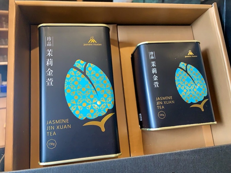 點我看大圖 火鍋餐前奉茶的儀式感,嚴選食材的精緻鍋物,咕溜的烏龜仙草凍,綿密的霜淇淋在這都吃的到