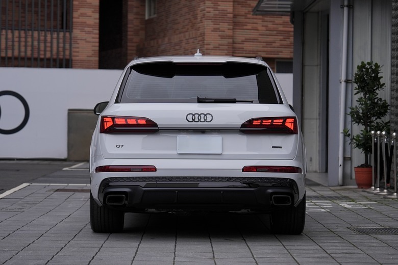 Audi Q7 55 TFSI quattro S line｜金屬冰川白 Glacier White｜交車照片分享