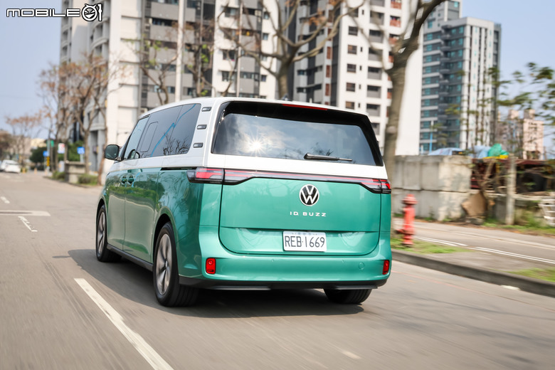 福斯商旅 Volkswagen ID.Buzz Pro S 試駕|承先啟後的經典味、豐富且出色的空間機能!