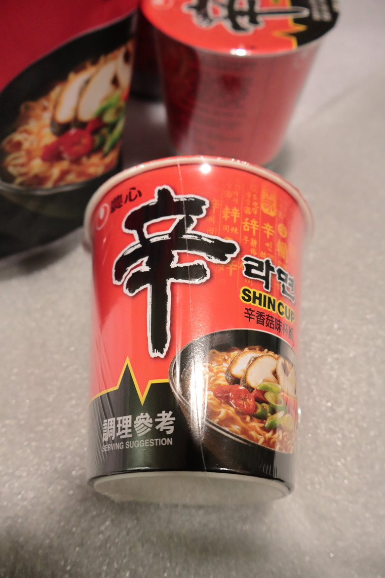 點我看大圖 【開箱】是「實用」的食物商品,不是「食用」的商品,辛拉麵保冷袋 - 大漠國渡