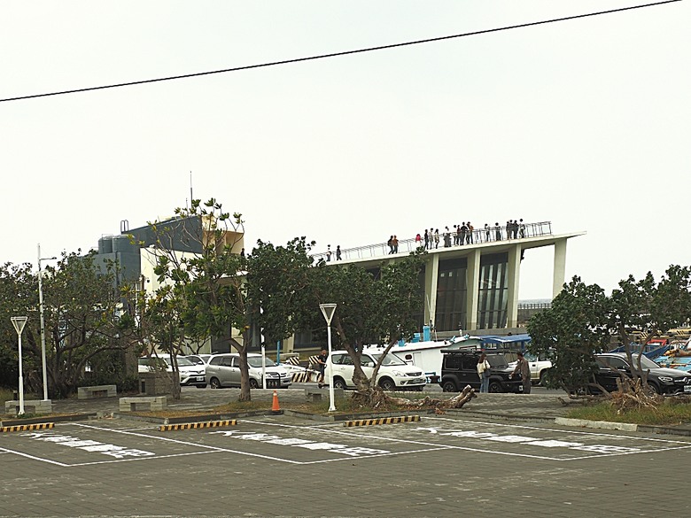 車城 落山風藝術季 【看海美術館展區、海口村街道及村落展區、墾丁長灘休閒飯店、紅柴。居 山海之隅】,順遊恆春縣城東門及北門、恆春文化中心民謠館,品嚐半島特色美食 — 香酥鴨、綠豆蒜 — 2025年初 國境之南看海賞藝小旅行 【小惡魔畫蛇添福】補篇(2)
