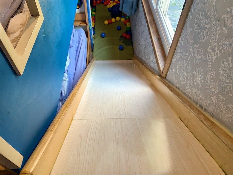 獨棟主題式溜滑梯小木屋,房間裡面有滑梯還有很多玩具、玩偶,小朋友玩得超開心!