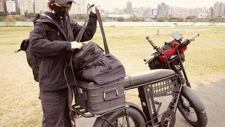 成就解鎖！一個女生騎電輔車去露營