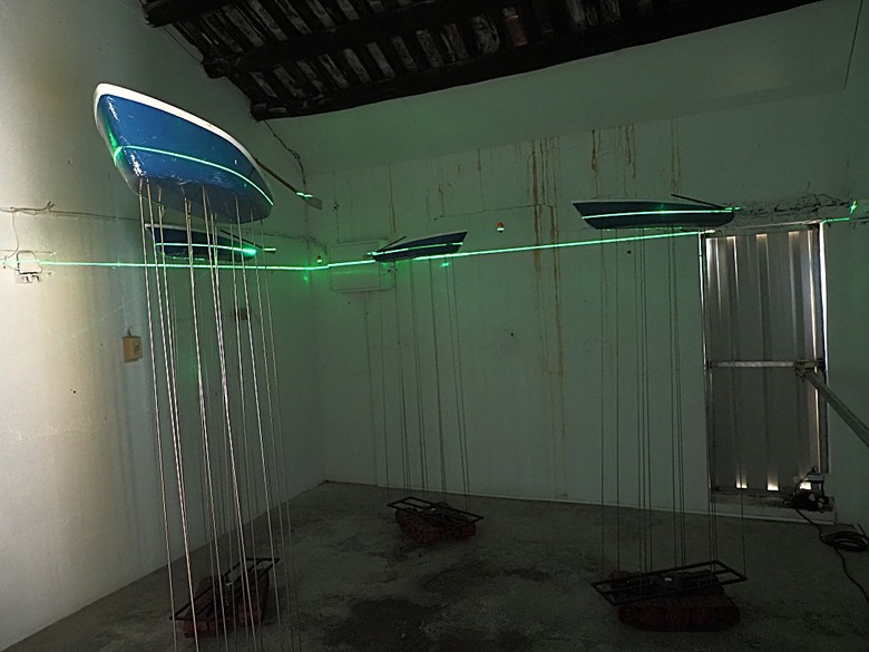 車城 落山風藝術季 【看海美術館展區、海口村街道及村落展區、墾丁長灘休閒飯店、紅柴。居 山海之隅】,順遊恆春縣城東門及北門、恆春文化中心民謠館,品嚐半島特色美食 — 香酥鴨、綠豆蒜 — 2025年初 國境之南看海賞藝小旅行 【小惡魔畫蛇添福】補篇(2)