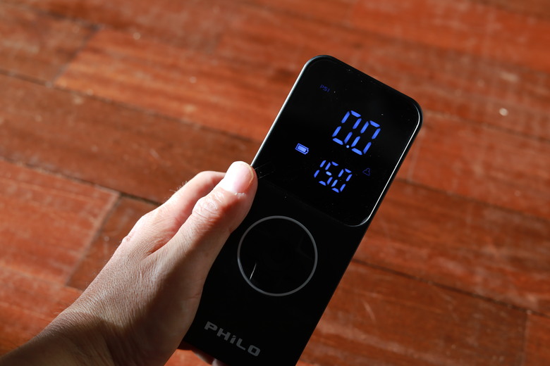 開箱 常在路上走跳的安全性預防配備 PHILO TP20 ll 無線5000容量電動急速打氣機