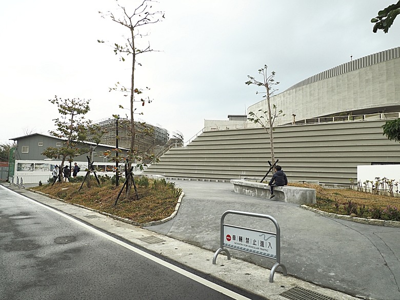 車城 落山風藝術季 【看海美術館展區、海口村街道及村落展區、墾丁長灘休閒飯店、紅柴。居 山海之隅】,順遊恆春縣城東門及北門、恆春文化中心民謠館,品嚐半島特色美食 — 香酥鴨、綠豆蒜 — 2025年初 國境之南看海賞藝小旅行 【小惡魔畫蛇添福】補篇(2)