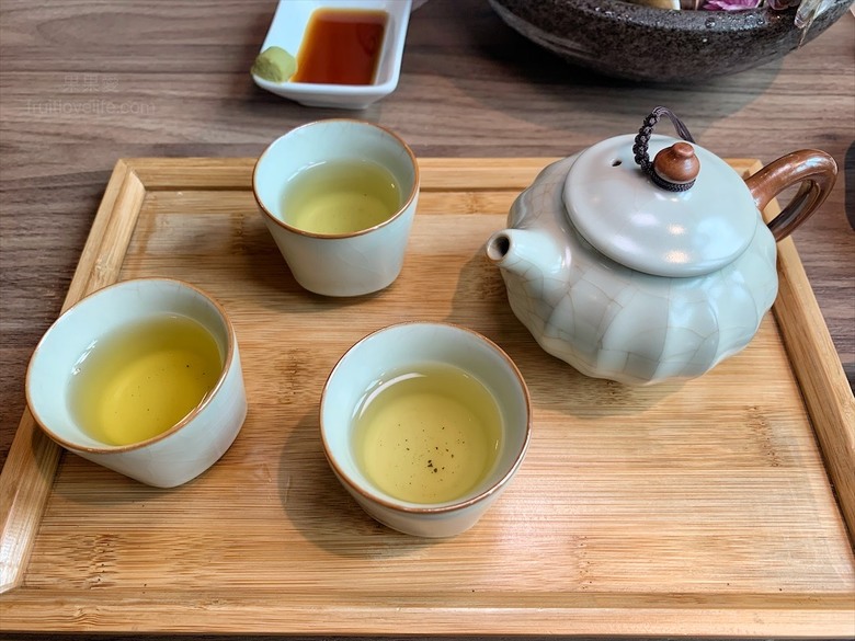 點我看大圖 火鍋餐前奉茶的儀式感,嚴選食材的精緻鍋物,咕溜的烏龜仙草凍,綿密的霜淇淋在這都吃的到