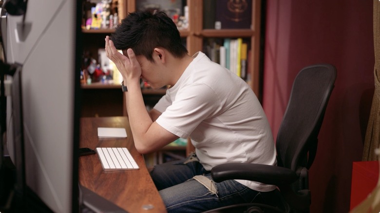 【開箱】FUNTE 實木電動升降桌，分享我日常搭配的四招減少腰痠背痛、眼睛疲勞