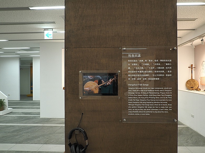 車城 落山風藝術季 【看海美術館展區、海口村街道及村落展區、墾丁長灘休閒飯店、紅柴。居 山海之隅】,順遊恆春縣城東門及北門、恆春文化中心民謠館,品嚐半島特色美食 — 香酥鴨、綠豆蒜 — 2025年初 國境之南看海賞藝小旅行 【小惡魔畫蛇添福】補篇(2)
